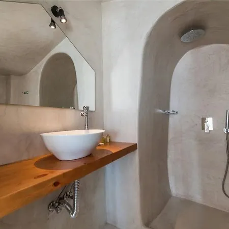 Breathtaking Santorini Broccos 1 Bedroom Min, Children Age 12 Years Private Furnished Balcony With Hot Tub Overlooking The Sea , Oia (Santorini)